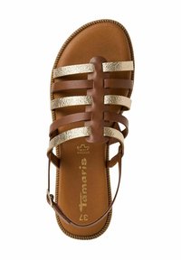 Brun sandal med gyllene metallaccenter, med flera remmar, öppen tå-design och en texturerad gummisula.