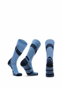 Blaue Socken mit einem Mix aus hellblauen und dunkelblauen streifen, geripptem Textil an der Oberseite und verstärkten Fersen mit einem gedruckten Logo.