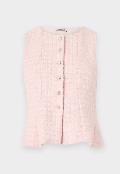 Αμάνικη μπλούζα σε απαλό ροζ με υφή, στρογγυλή λαιμόκοψη και έξι μαργαριταρένια κουμπιά στο κέντρο μπροστά.