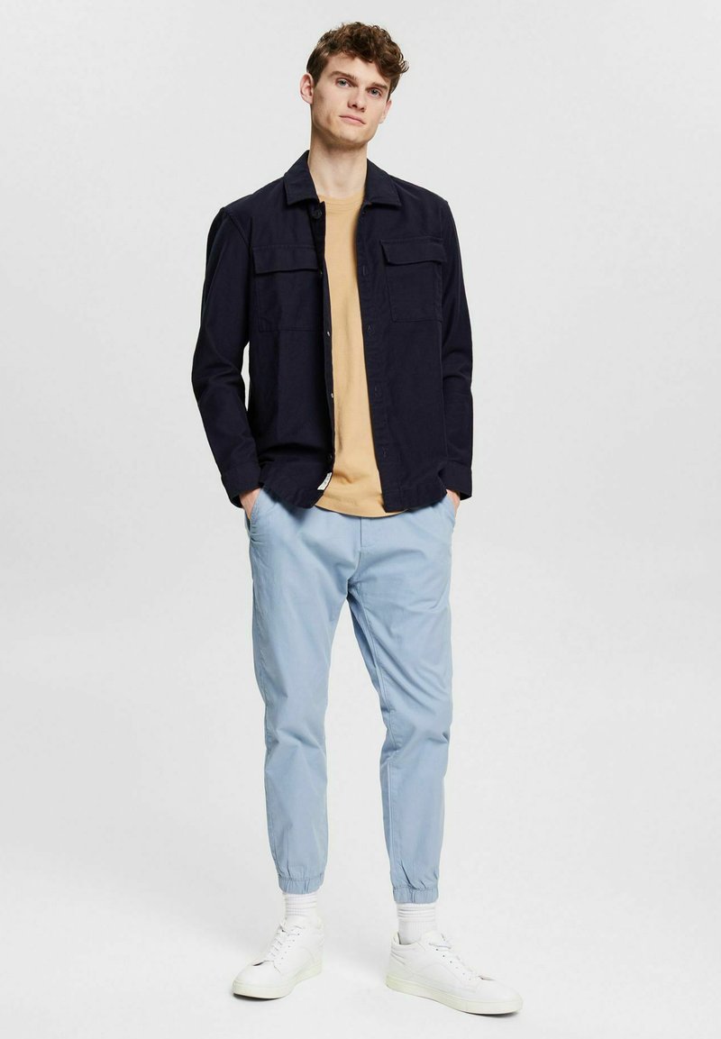 Herren Trainingsanzüge | edc by Esprit LEICHTE Jogginghose blue/blau - UV09661 Herren Trainingsanzüge | edc by Esprit LEICHTE Jogginghose blue/blau - UV09661