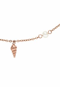 Halskette aus Roségold mit einem strukturierten Muschel-Anhänger und einer einzelnen weißen Perle, die für ein zartes, von der Küste inspiriertes Design sorgt.