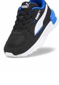 Czarny but sportowy z siateczkową cholewką, białymi i niebieskimi akcentami, wyściełanym kołnierzem oraz teksturowaną gumową podeszwą. Charakteryzuje się klasycznym sznurowanym zapięciem.