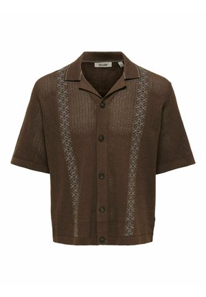 Chemise en maille marron à manches courtes, avec boutons sur le devant, col ouvert et motifs brodés verticaux bleu clair de chaque côté.