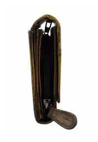 Cartera de cuero en marrón, con cierre de cremallera, múltiples ranuras para tarjetas y una superficie texturizada con marcas de desgaste visibles.