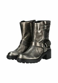 Botas de tobillo de cuero gris metálico con suela gruesa, detalles de hebilla y un acabado texturizado. Diseñadas para la durabilidad y el estilo.