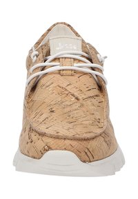 Kork-Sneaker mit einem strukturierten, hellbraunen Obermaterial, weißen Schnürsenkeln und einer weißen Laufsohle. Sie verfügen über eine rundliche Zehenpartie und dezente, glänzende Akzente.