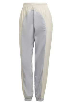 Pantaloni de trening gri deschis și crem, cu talie elastică, glezne strâmte și panouri laterale decorative, având un logo adidas pe soldul stâng.