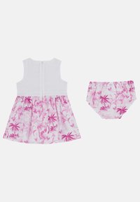 Vestito bianco senza maniche con dettagli in pizzo e gonna in stampa tropicale rosa, abbinato a mutandine stampate rosa. Chiusura con zip sul retro.