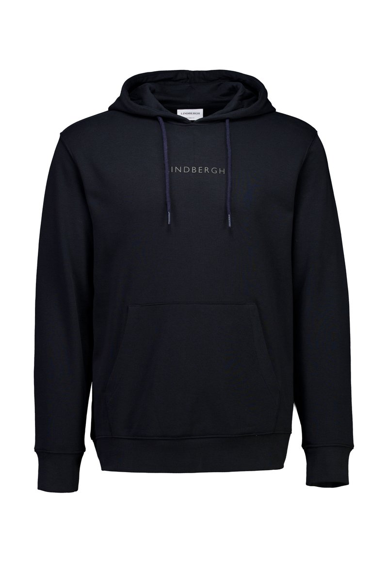Zwarte hoodie gemaakt van zacht materiaal, voorzien van een voorzak, trekkoorden en een logo op de borst. Normale pasvorm.