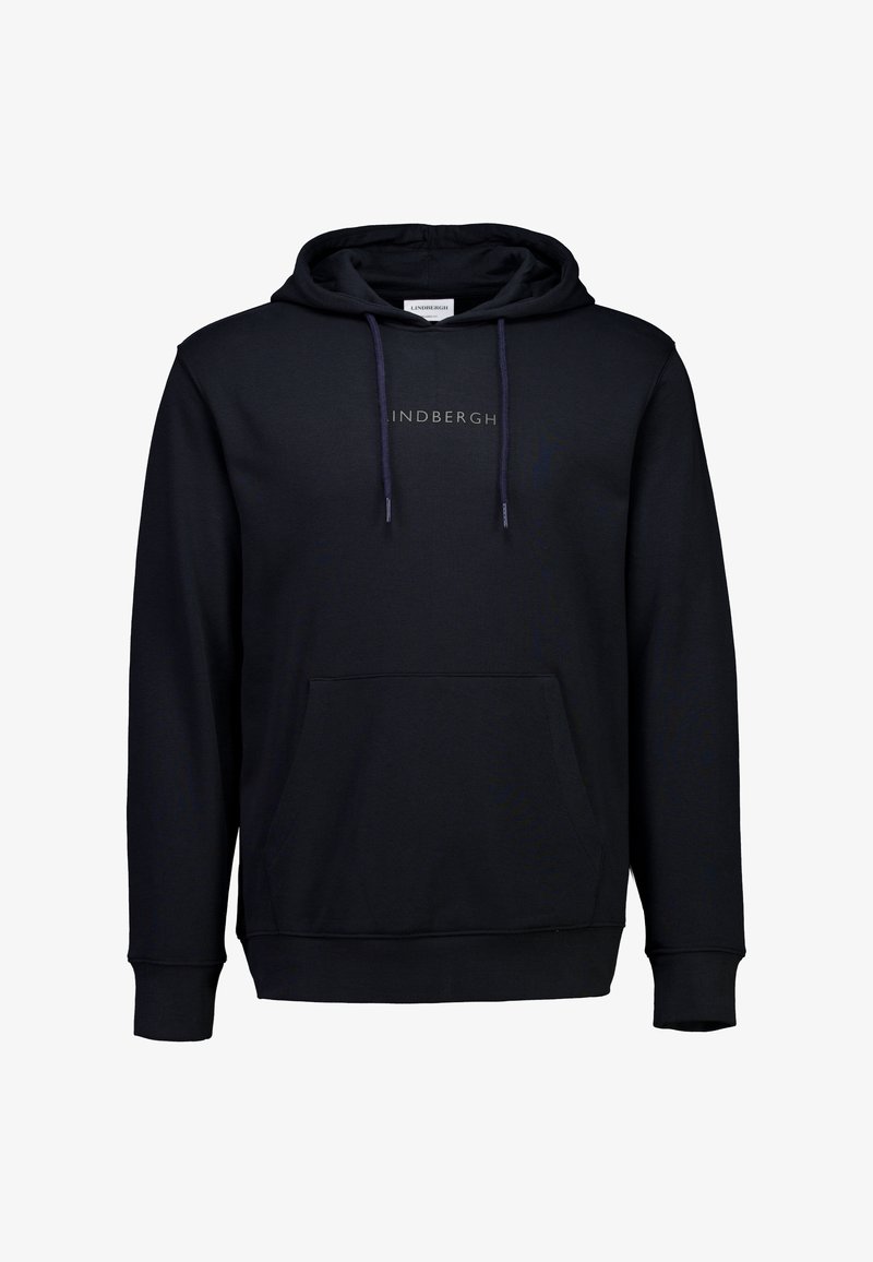 Zwarte hoodie gemaakt van zacht materiaal, voorzien van een voorzak, trekkoorden en een logo op de borst. Normale pasvorm.