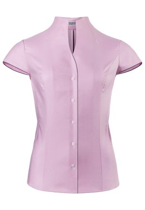 Blusa rosa chiaro a maniche corte con colletto alla mandarino, dotata di chiusura a bottoni frontale e un delicato dettaglio di texture lungo il tessuto.