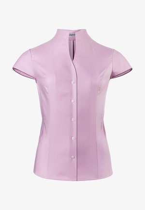 Blusa rosa chiaro a maniche corte con colletto alla mandarino, dotata di chiusura a bottoni frontale e un delicato dettaglio di texture lungo il tessuto.