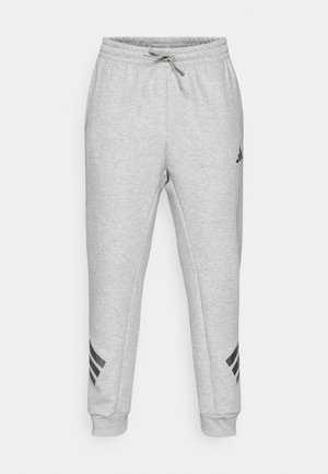 Pelēki treniņbikses, kas izgatavotas no mīkstas auduma, ar elastīgu jostu un auklu, kā arī melniem trīs svītru akcentiem sānos.