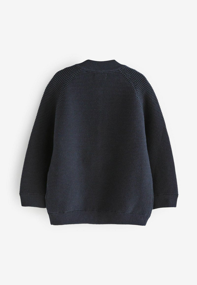 Pull en maille côtelée bleu marine foncé avec manches longues, col rond et lignes horizontales texturées, posé à plat à l'envers sur fond blanc.