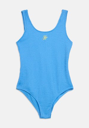 Bañador de una pieza azul texturizado con tirantes anchos y un pequeño logo bordado en amarillo en el pecho.