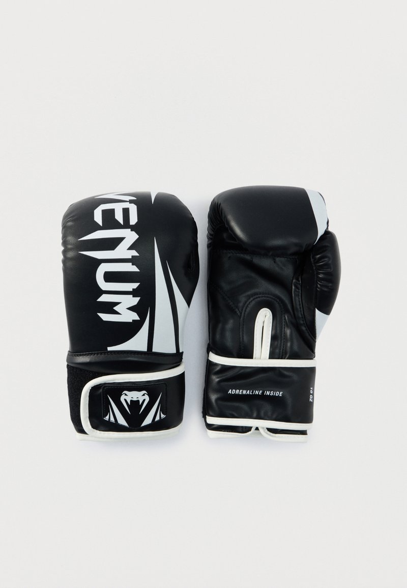 Ζευγάρι μαύρων και λευκών μποξ γαντιών Venum, το ένα δείχνει την μπροστινή πλευρά με το λογότυπο, το άλλο δείχνει την παλάμη με το κείμενο «Adrenaline Inside».