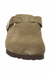 Suede klompen in olijfgroen met een platte bruine zool. Voorzien van twee banden met een zilveren gesp, een gladde textuur en een afgeronde teenvorm.