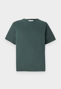 T-shirt en coton vert foncé avec un col rond, des manches courtes et une coupe ample ; texture lisse et sans motifs ni accents visibles.