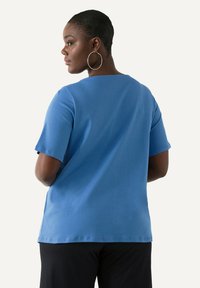 Ulla Popken RHINESTONE NECKLINE SHORT SLEEVE - Triko s potiskem - blue denim