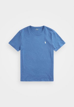Niebieska koszulka z krótkim rękawem i okrągłym dekoltem, z małym białym logo Polo Ralph Lauren na lewej piersi na jednolitym tle.