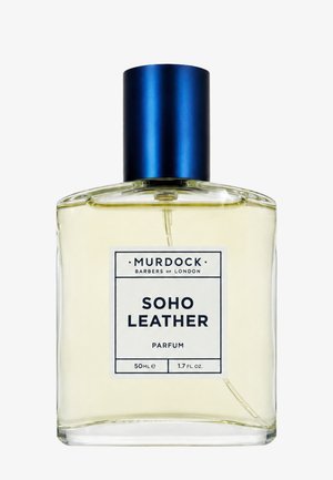 Flacon de parfum rectangulaire transparent avec liquide jaune, bouchon bleu, étiqueté Soho Leather par Murdock Barbers de Londres, taille 50 ml.