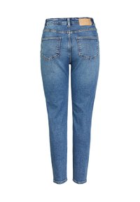 Jeans in denim blu con un design a gamba dritta, dotati di due tasche posteriori e una toppa in cuoio in vita. Il tessuto ha una texture leggermente usurata.