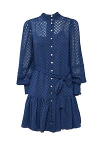Abito blu navy realizzato in tessuto traslucido con motivo geometrico, maniche lunghe, chiusura frontale con bottoni, cintura e orlo con volant a balze.