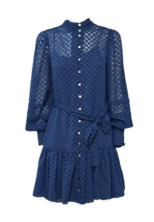 Abito blu navy realizzato in tessuto traslucido con motivo geometrico, maniche lunghe, chiusura frontale con bottoni, cintura e orlo con volant a balze.