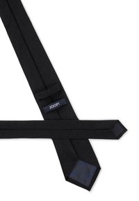 Un nœud papillon en noir avec une texture douce, présentant un design uni et un logo subtil imprimé sur le côté intérieur, terminé par des pointes effilées.