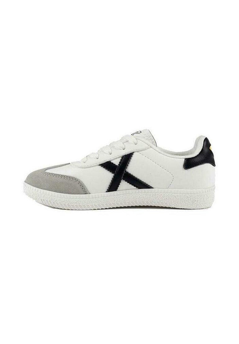 Sneaker bianco in pelle con dettagli neri, punta in suede grigio, suola in gomma testurizzata e un distintivo design a X nera sul lato.