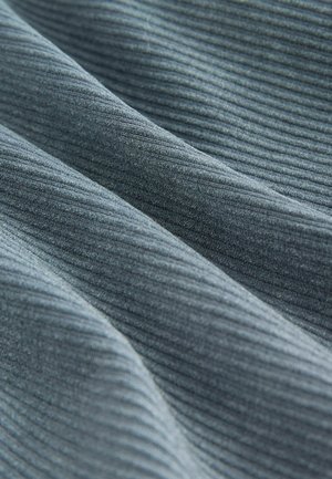 Kared fabric, mille rebendite vahelduva halli-sinise värviga, esitleb pehmet, veidi karvast pinda ja sujuvaid langevaid voldikesi.