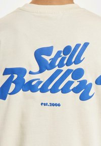 DEF BALLIN - Triko s potiskem - sand