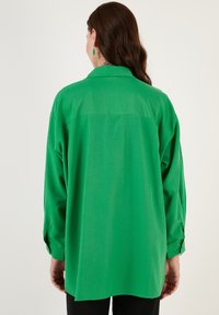 LELA LOOSE FIT - Bluza s gumbima - benetton