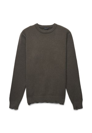Dunkelgrüner Strickpullover mit rundem Halsausschnitt, gerippten Bündchen und Saum sowie dezenten, beschädigten Details am unteren Rand.