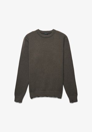 Dunkelgrüner Strickpullover mit rundem Halsausschnitt, gerippten Bündchen und Saum sowie dezenten, beschädigten Details am unteren Rand.