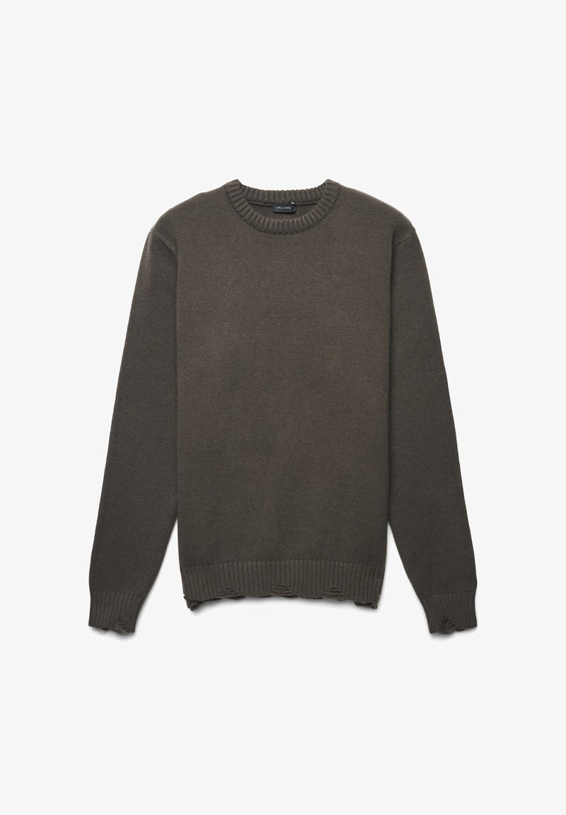 Maglione a maglia verde scuro con scollatura rotonda, polsini e orlo a coste, e una delicata lavorazione sfrangiata lungo il bordo inferiore.