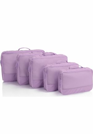 Cinco cubos de embalaje lavanda de tamaños variados dispuestos en una línea diagonal descendente sobre un fondo blanco.