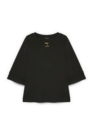 Zwarte blouse met lange mouwen en een ronde hals met een kleine V-vormige uitsnijding en gouden dubbele ringdetail bij de kraag.