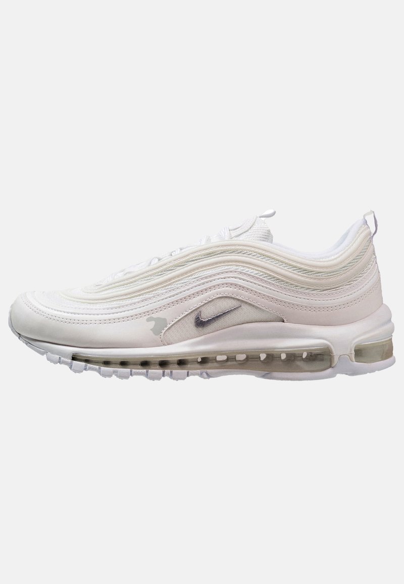 Baskets blanches Nike Air Max 97 avec des lignes de design ondulées et un amorti à air visible dans la semelle, vues de côté sur un fond gris.