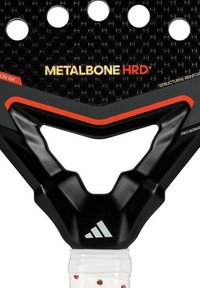 Zwarte paddle tennis racket met een hexagonaal patroon, rode accenten en een witte handvat met een gestructureerde grip. Merklogo prominent weergegeven.