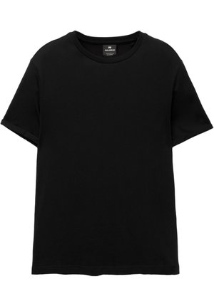 Fekete, rövid ujjú, kerek nyakú póló Pull&Bear címkével a gallér belsejében, fehér háttéren lefektetve.