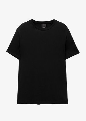 T-shirt noir à manches courtes avec col rond, étiquette Pull&Bear à l’intérieur du col, posé à plat sur un fond blanc.