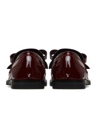 Burgundské lakované boty s elegantním designem, zaoblenými patami a černými podrážkami. Jsou ozdobeny dvěma mašličkami na každé straně.