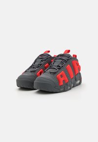 Nike Sportswear AIR MORE UPTEMPO LOW - Treniņu apavi - dark grey/light crimson/metallic silver