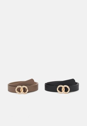To bælter: et brunt og et sort, begge lavet af glat materiale. Hver af dem har et guld dobbeltcirkel spænde. Begge har et strømlinet design.