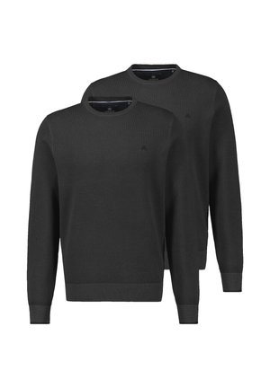 Kaksi mustaa neulepaita, joissa on pyöreä kaula-aukko, pitkät hihat, resorit hihansuissa ja pieni kirjailtu logo rinnassa.