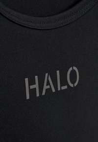 Zwarte sportieve tanktop met een gladde textuur, voorzien van een gedrukt "HALO"-logo in lichtgrijs, ronde halslijn en gestikte naden.