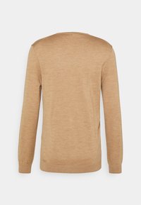Brauner Strickpullover mit Rundhals, langen Ärmeln und gerippten Bündchen. Das Material wirkt weich und hat eine glatte Textur.