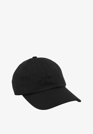 Zwarte katoenen baseballcap met ton-sur-ton geborduurde "Hugo" script op de voorkant, gebogen rand en gestructureerde kroon.