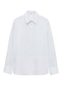 Weiße, langärmlige, knöpfbare Bluse mit klassischem Kragen, glatter Textur und subtiler Schattierung. Knöpfe entlang der Front, mit geknöpften Ärmeln.